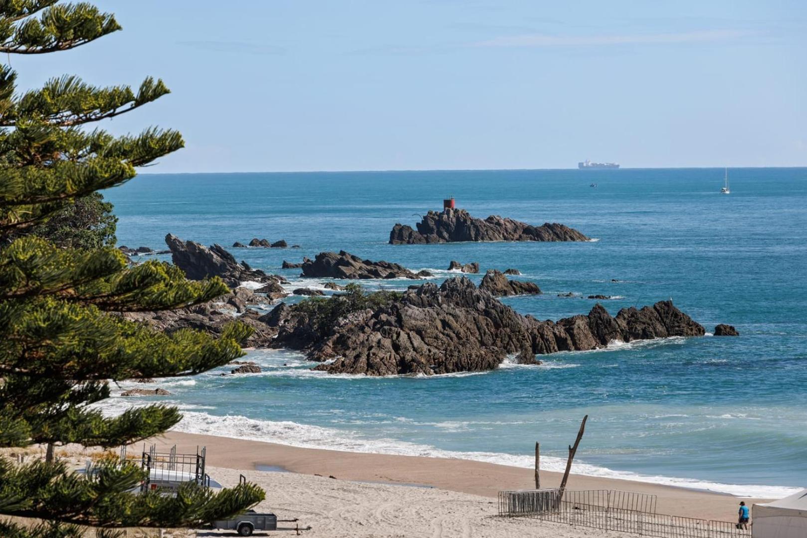 Oceanside Bliss - Absolute Beachfront - Uninterrupted Ocean Views With Pool Apartamento Mount Maunganui Exterior foto